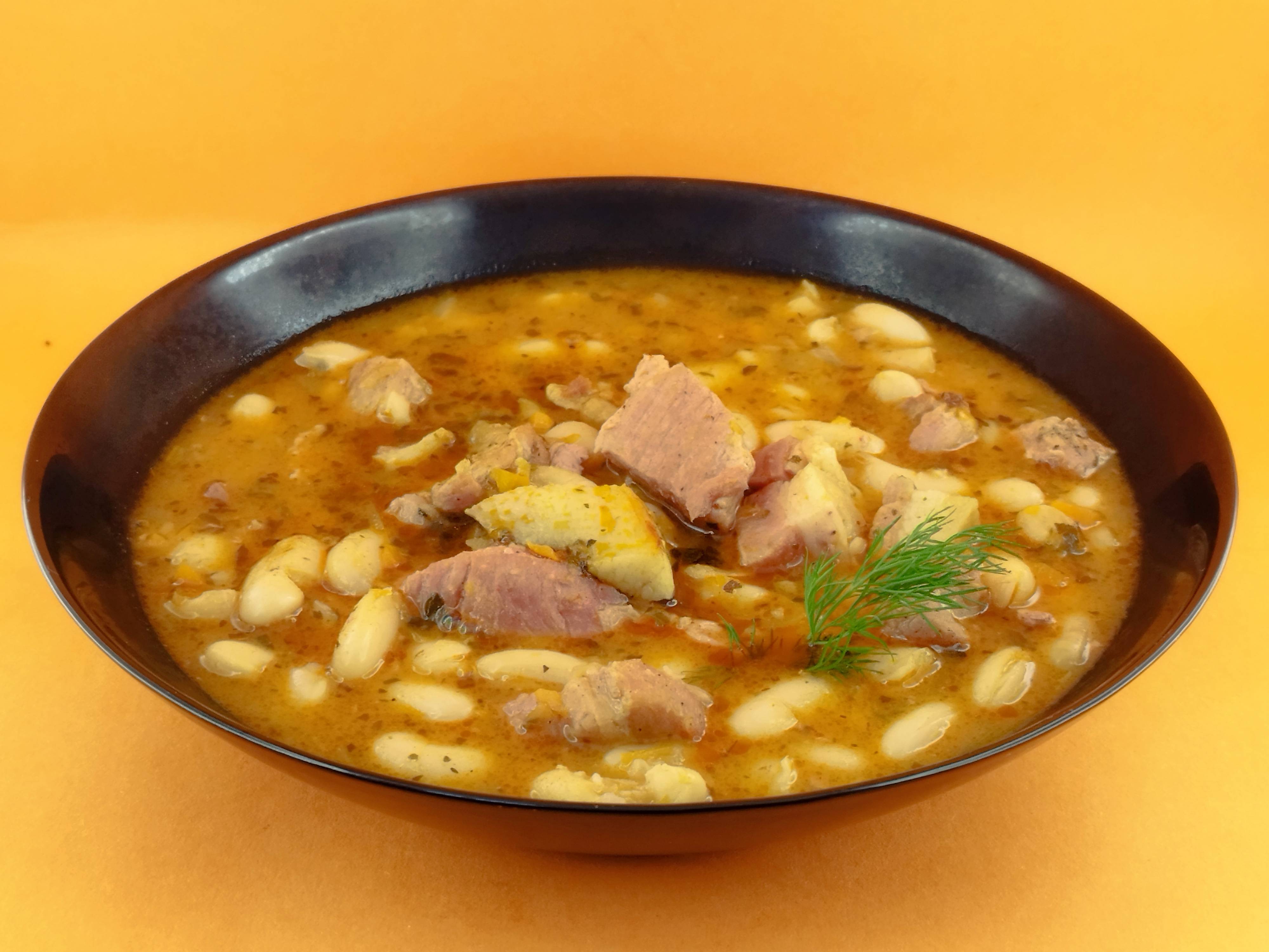 Боб със свинско и пушени гърди 