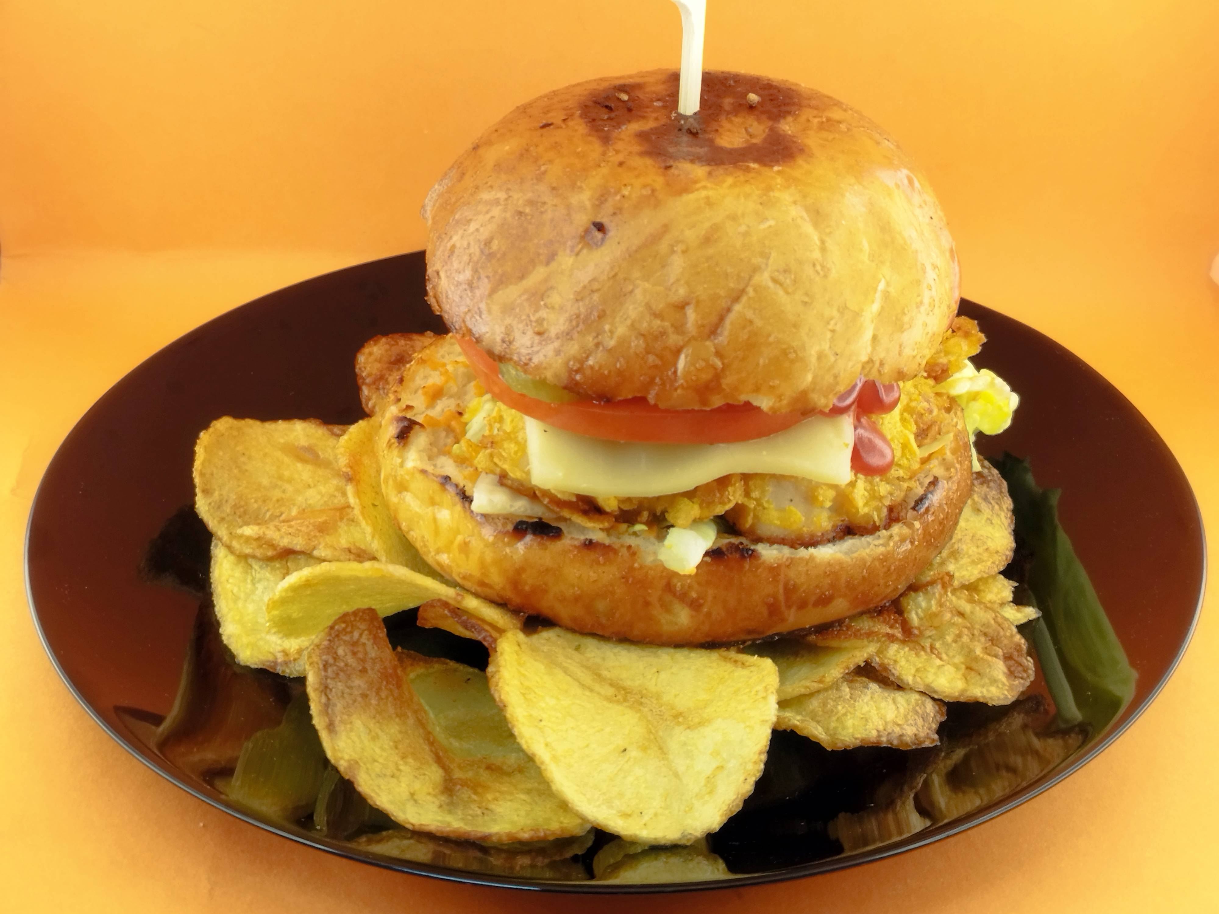 Бургер с пилешко и пържени картофи