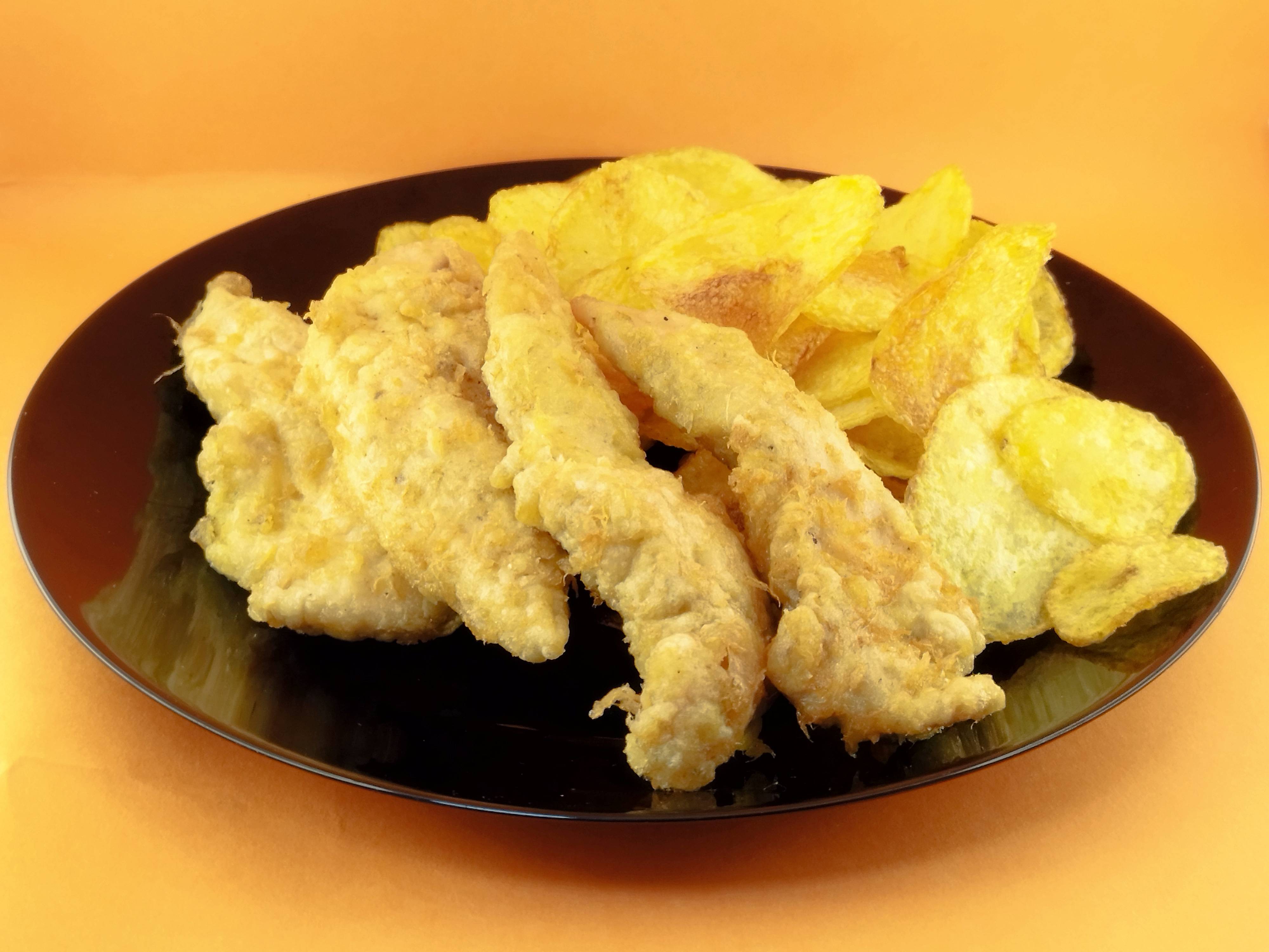 Панирани пилешки филенца и пържени картофки