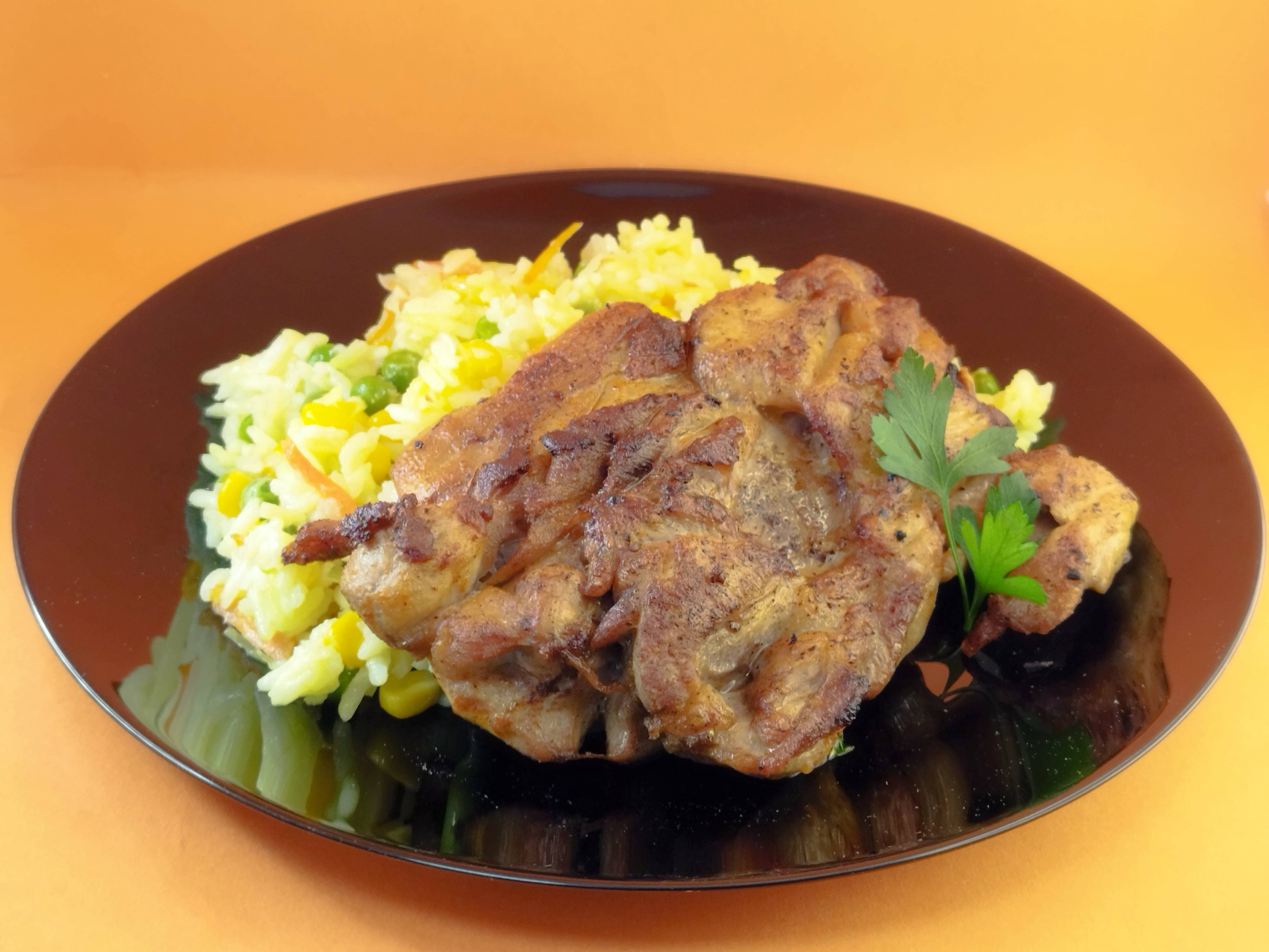 Пилешка пържола от бут на скара с ориз и зеленчуци 