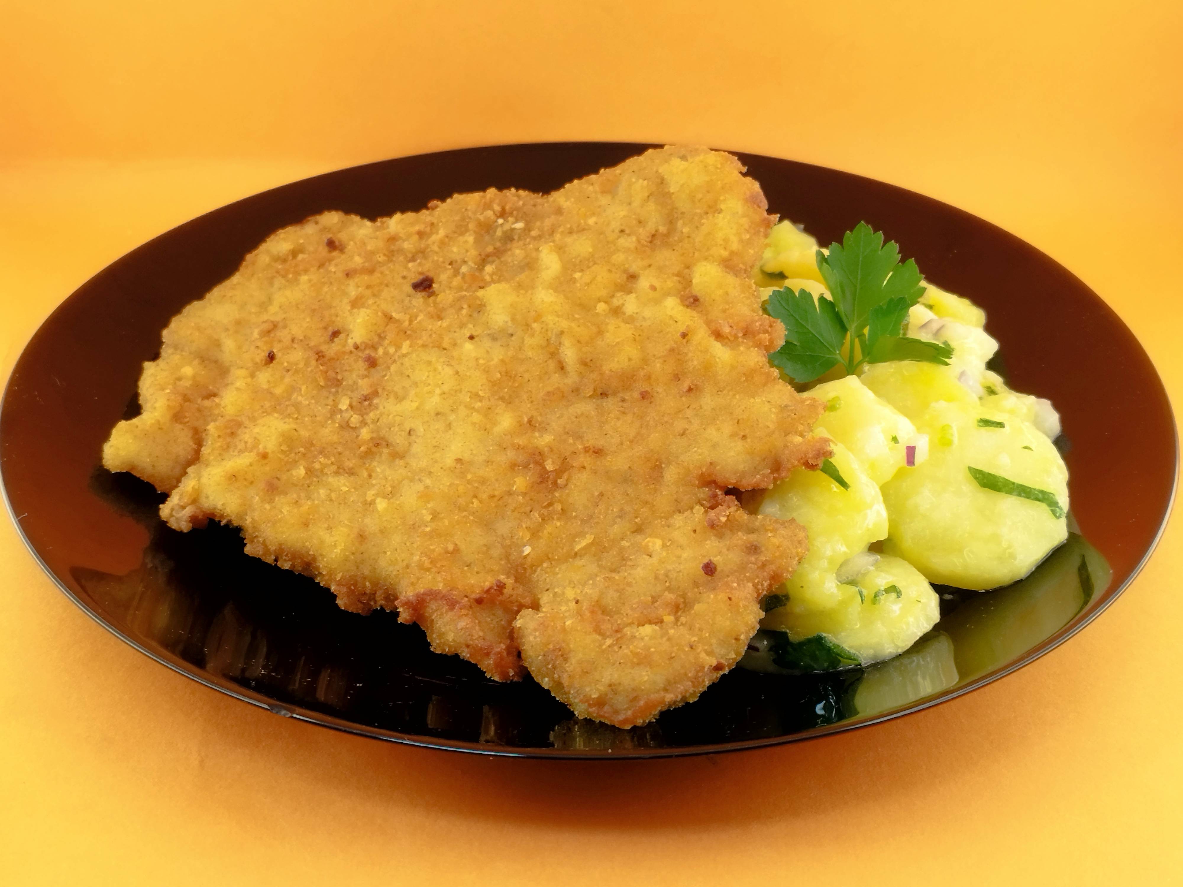 Свински шницел по виенски с гарнитура