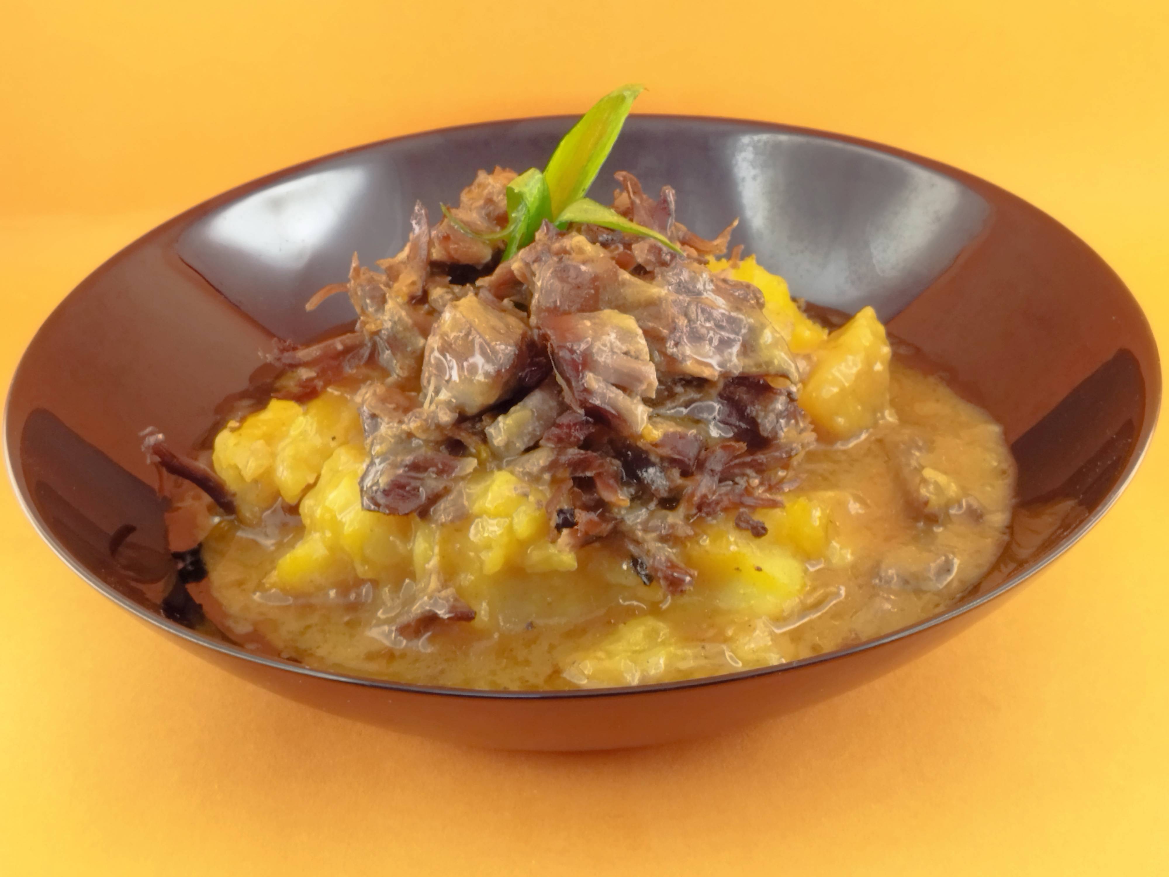 Телешко дърпано върху канапе от картофки с пържен лук